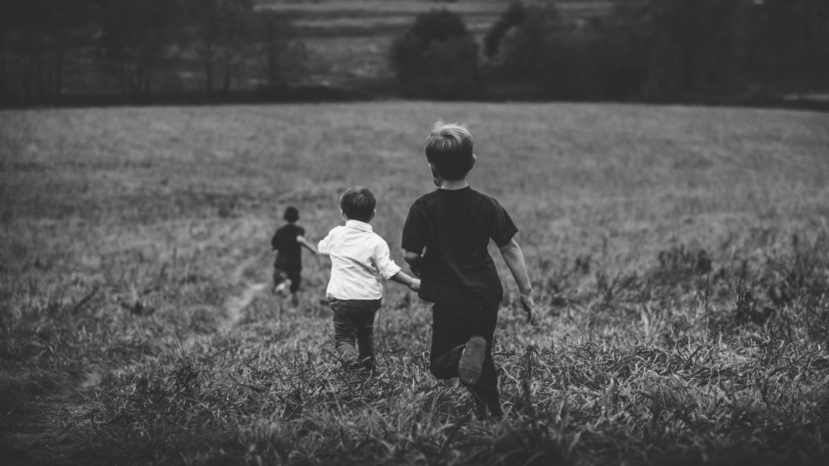 niños jugando B/N niños-jugando-blanco-y-negro