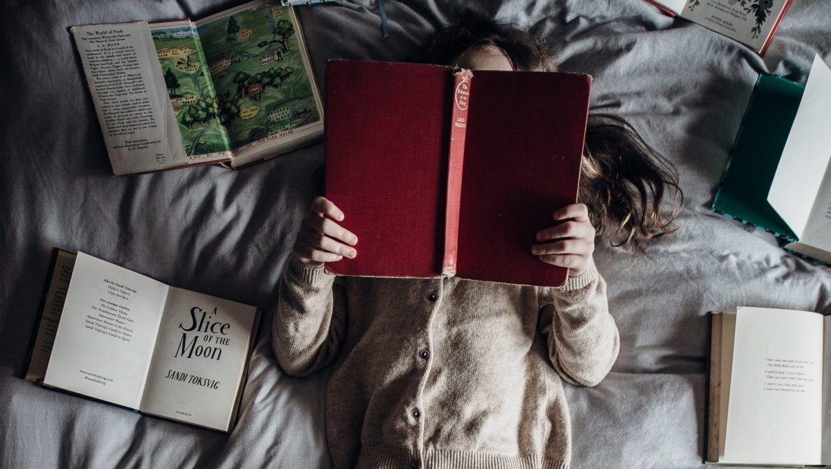 Niña leyendo