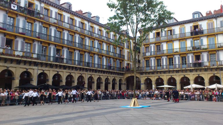 plaza constitución hogueras de san juan, donostia