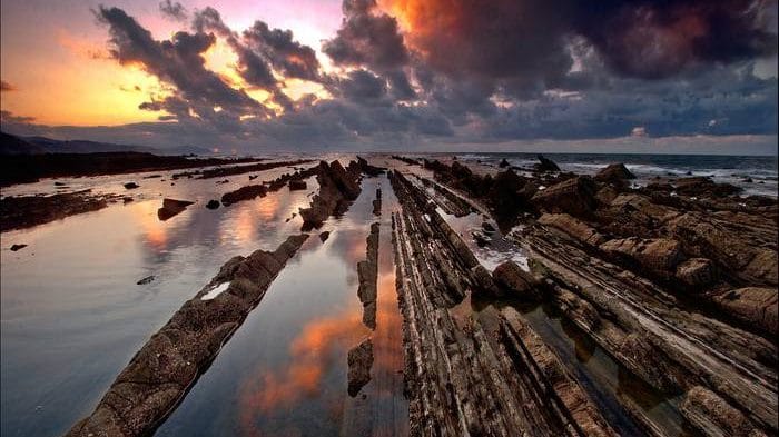 el flysch de Zumaia , Geoparkea al atardecer