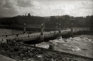 foto antigua del puente kursaal