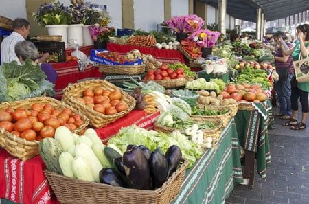 frutas y verduras a la venta en un puesto del mercado itinerante